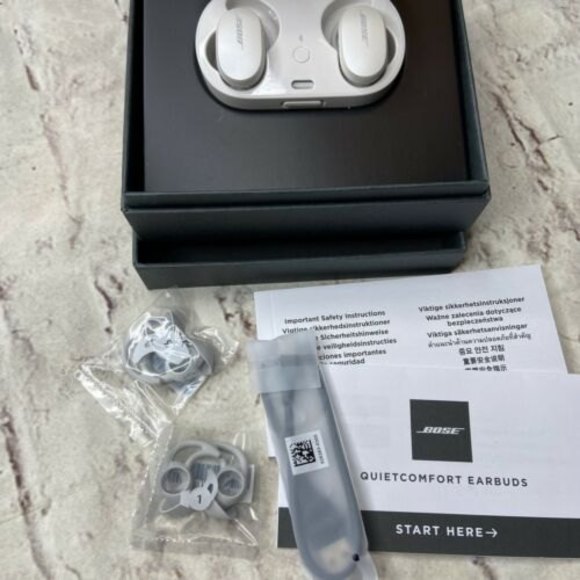 Bose Quietcomfort Earbuds White silicone Ruber $295 - Picture 3 of 5